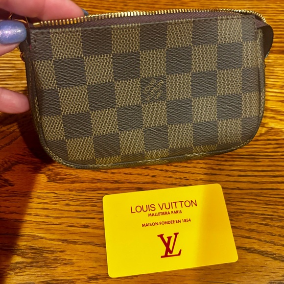 Louis Vuitton Mini Pouchette in Damier Ebene canvas. Gold color hardware. - Picture 5 of 12